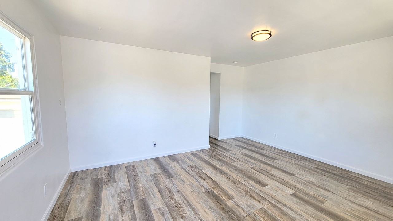 4539 54th St - Photo 2 of 9