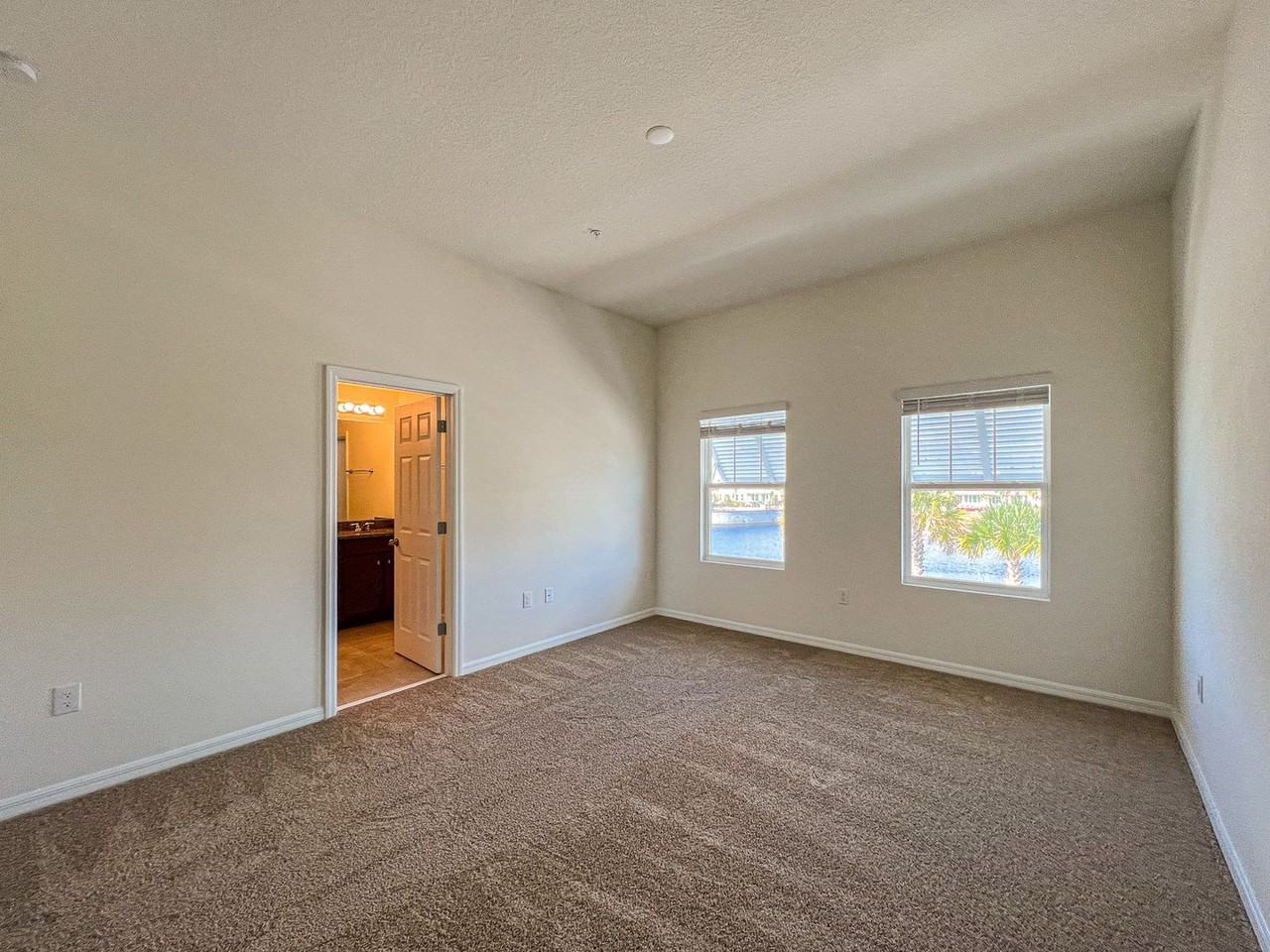 10227 Highline Crest St - Photo 4 of 34