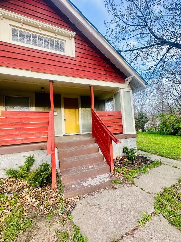 2612 Indiana Ave - Photo 3 of 16