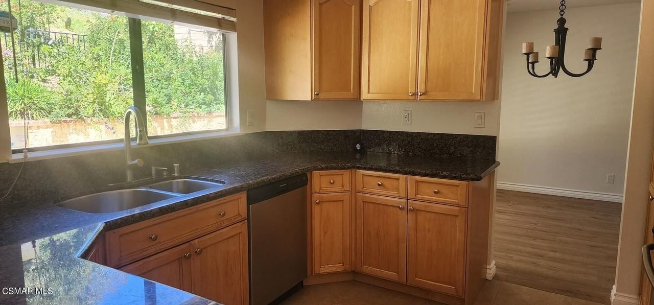 1233 Heatherview Dr - Photo 2 of 21