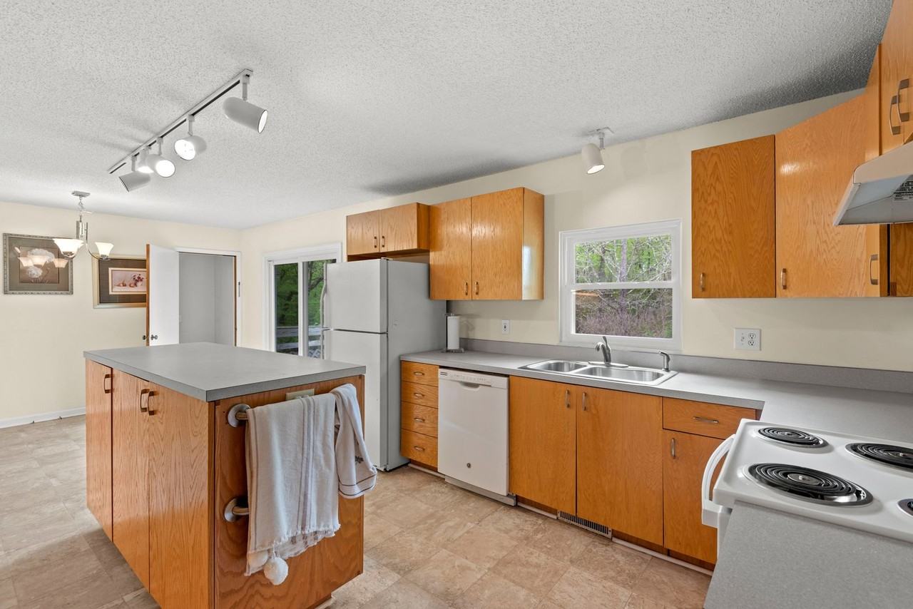 720 Marthas Chapel Rd - Photo 7 of 24