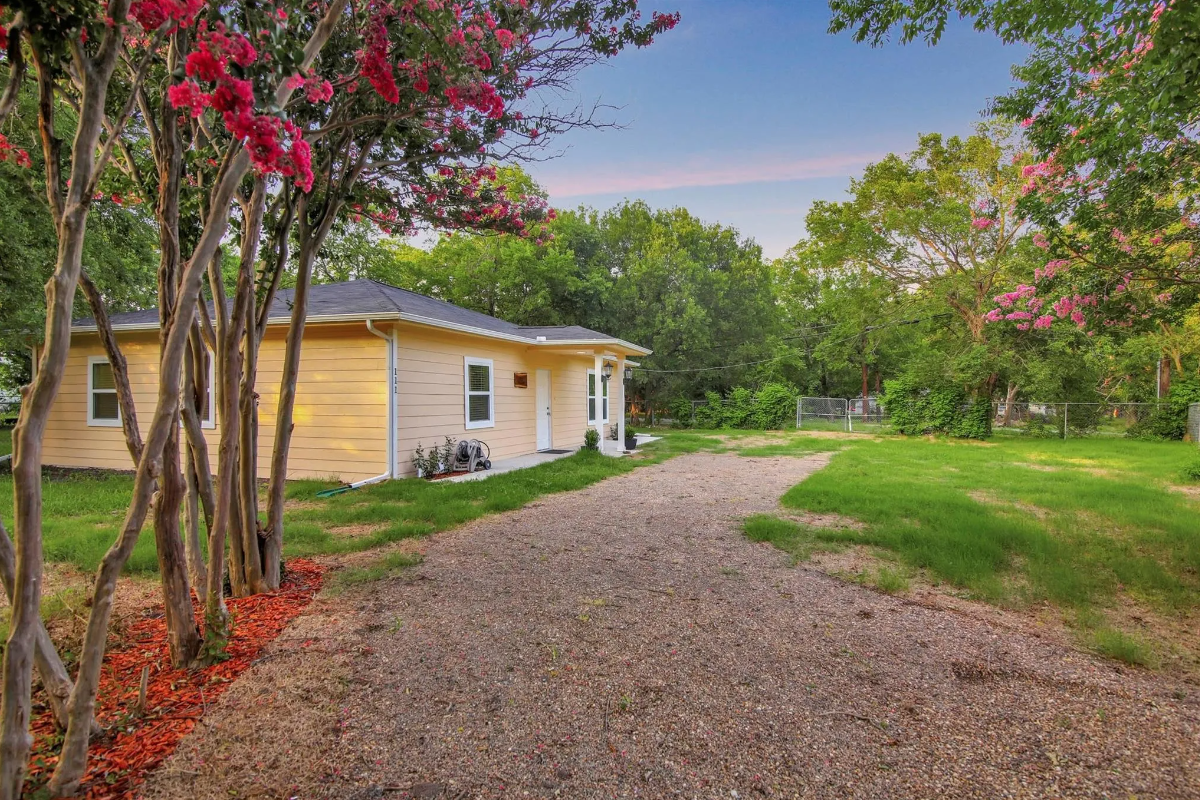 111 Kerens St #NA - Photo 2 of 17