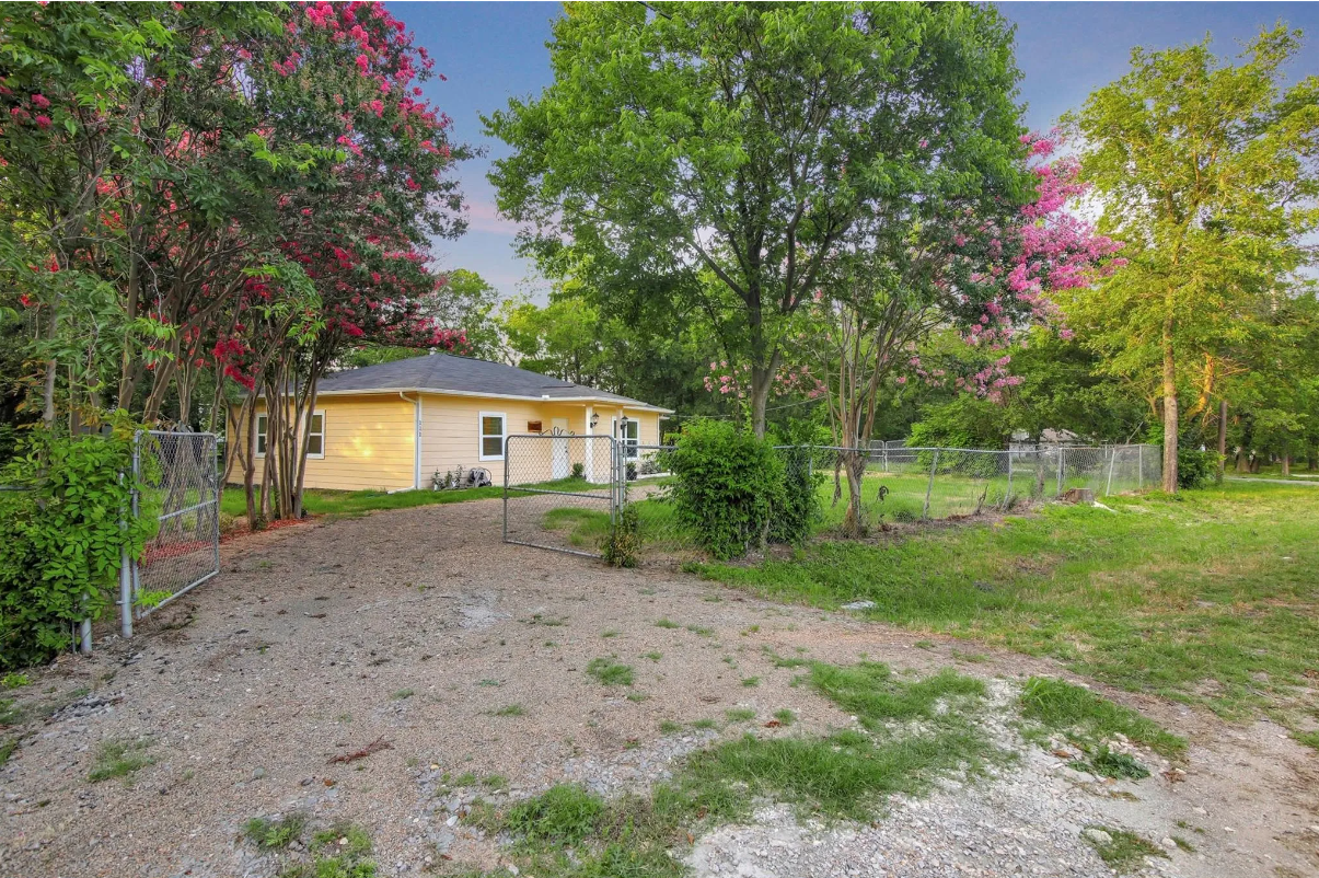 111 Kerens St #NA - Photo 3 of 17