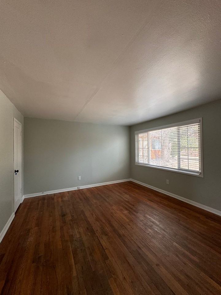 462 Glen View Ct - Photo 2 of 13