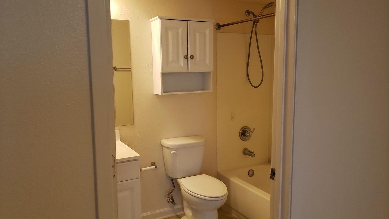 Cottonwood Apts - Photo 6 of 7