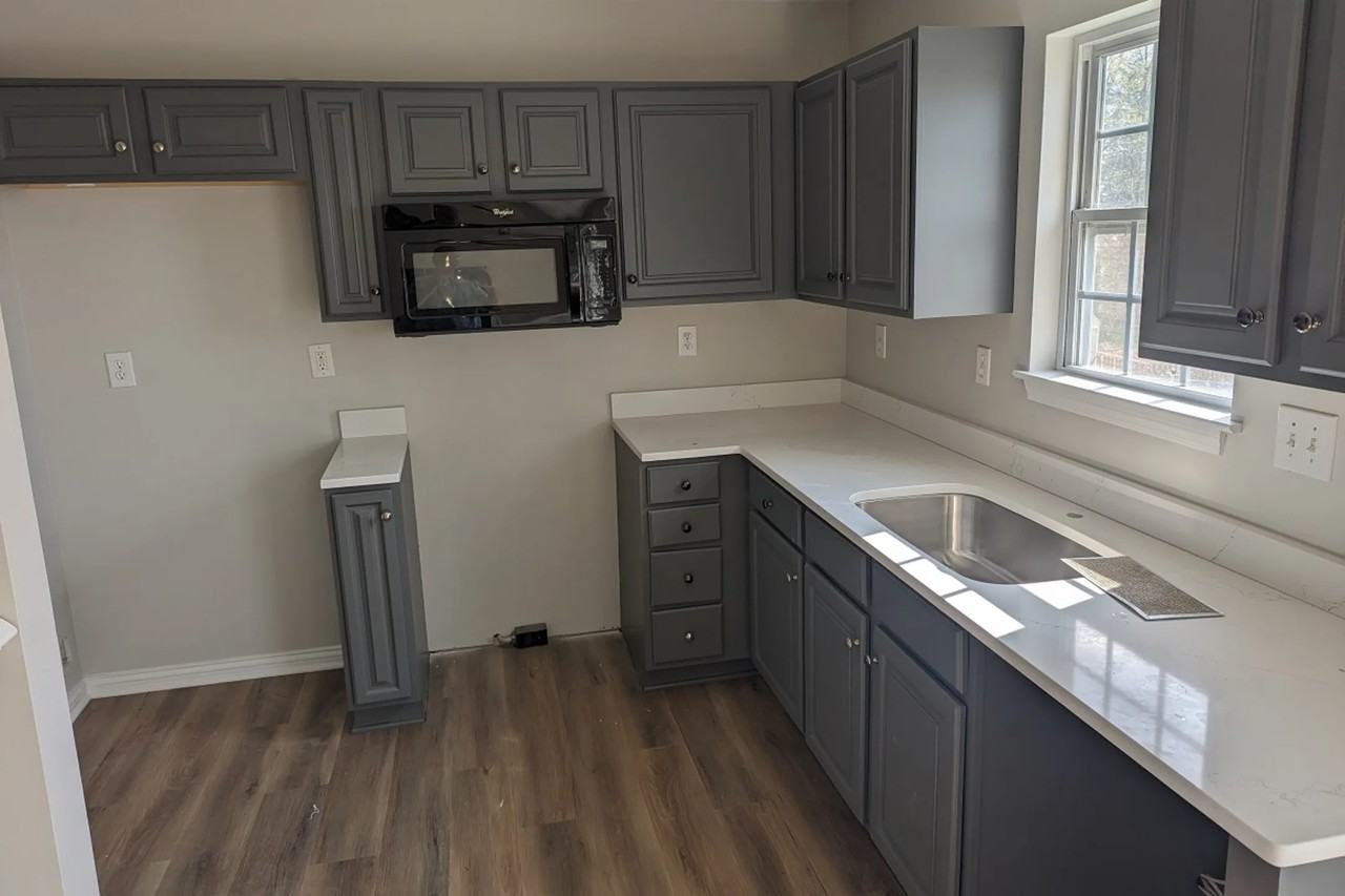 1204 Majestic Woods Dr - Photo 3 of 5