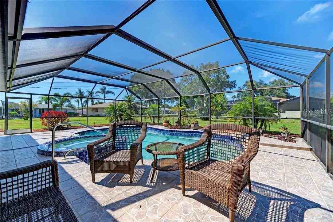 910 Caples St - Photo 4 of 28