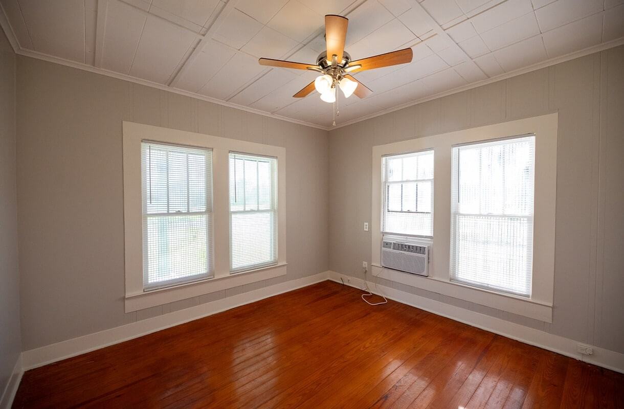 1309 17th St - Photo 4 of 9