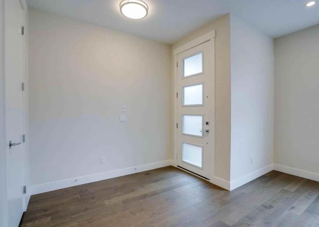 1926 25A St SW - Photo 2 of 18