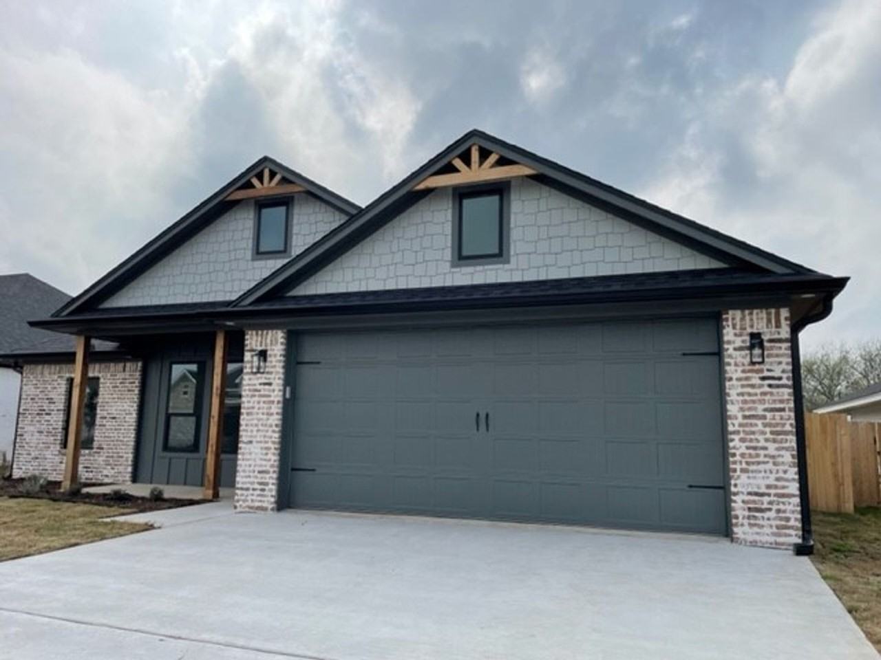 407 Daisy Ln - Photo 2 of 34