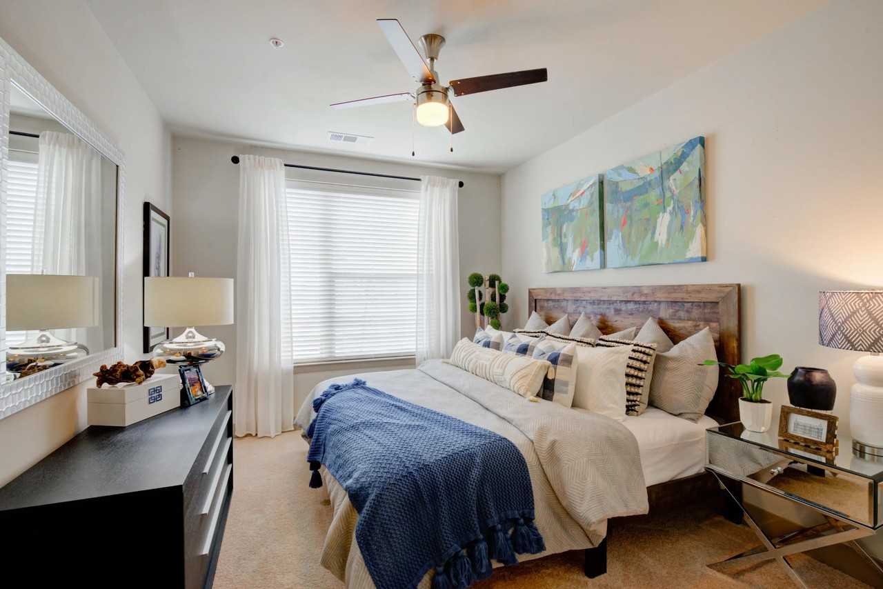 2913 E 17th St - Photo 3 of 35