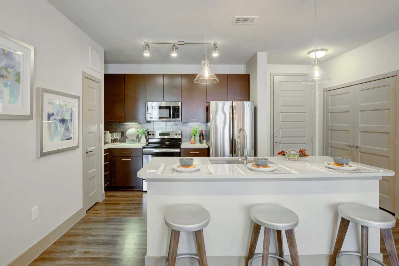 2913 E 17th St - Photo 4 of 35