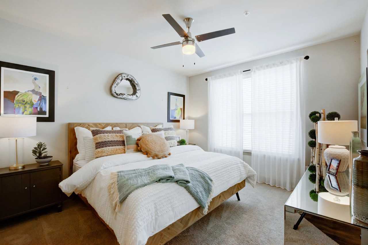 2913 E 17th St - Photo 6 of 35