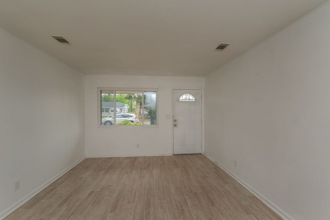 632 Sea Isle Dr - Photo 3 of 18