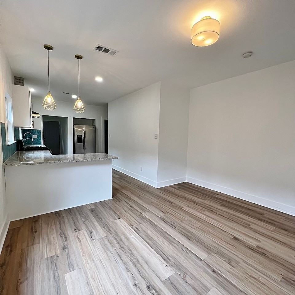 1034 Woodland Ave - Photo 3 of 11