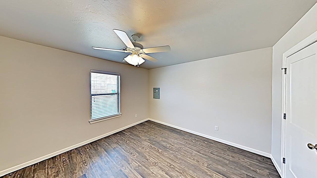 11521 Keystone Cir - Photo 6 of 13