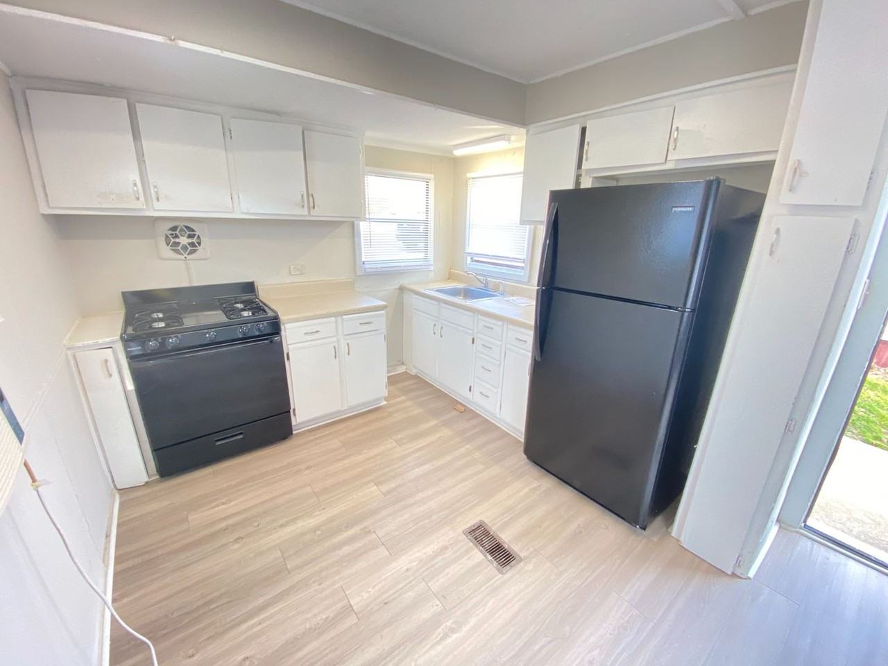 225 S Central Ave - Photo 7 of 12