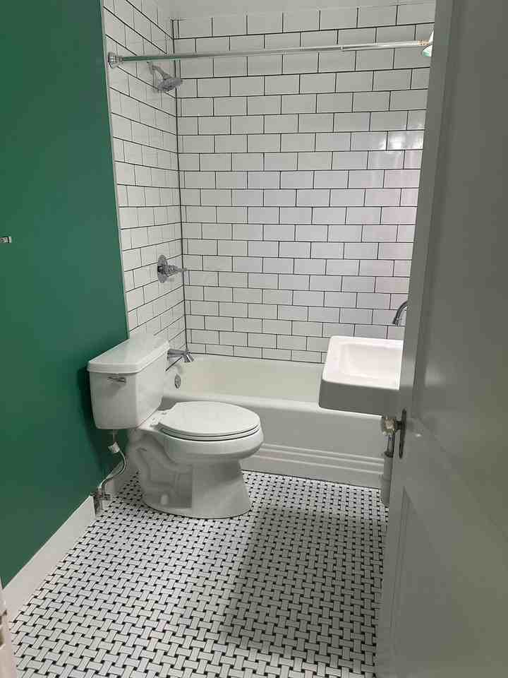 931 E 53rd 1/2 St - Photo 5 of 12