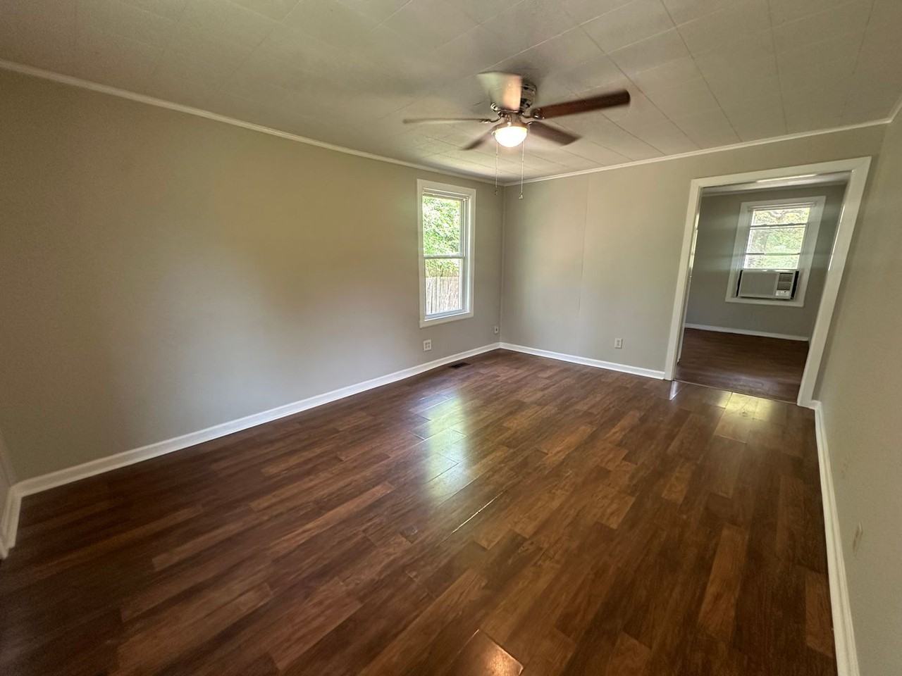 930 Ivy St - Photo 5 of 10