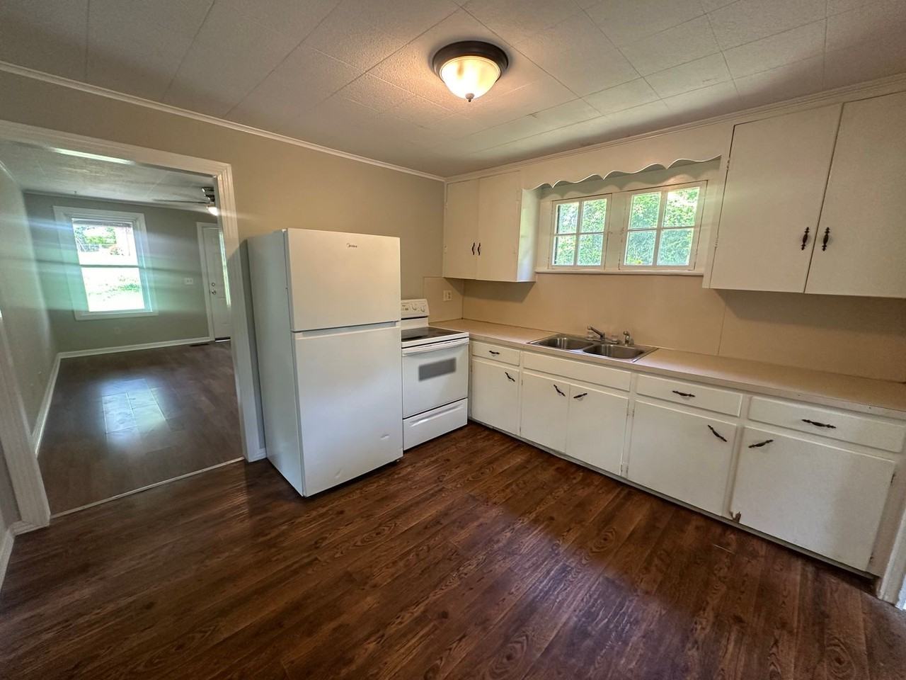 930 Ivy St - Photo 7 of 10