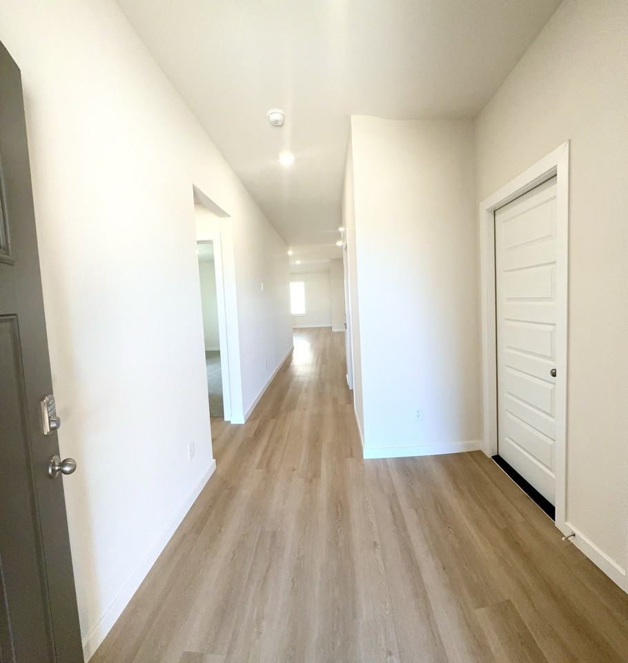 5382 Selah St #NA - Photo 6 of 37
