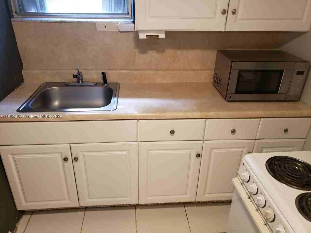 931 Ne 120th St #5 - Photo 2 of 8