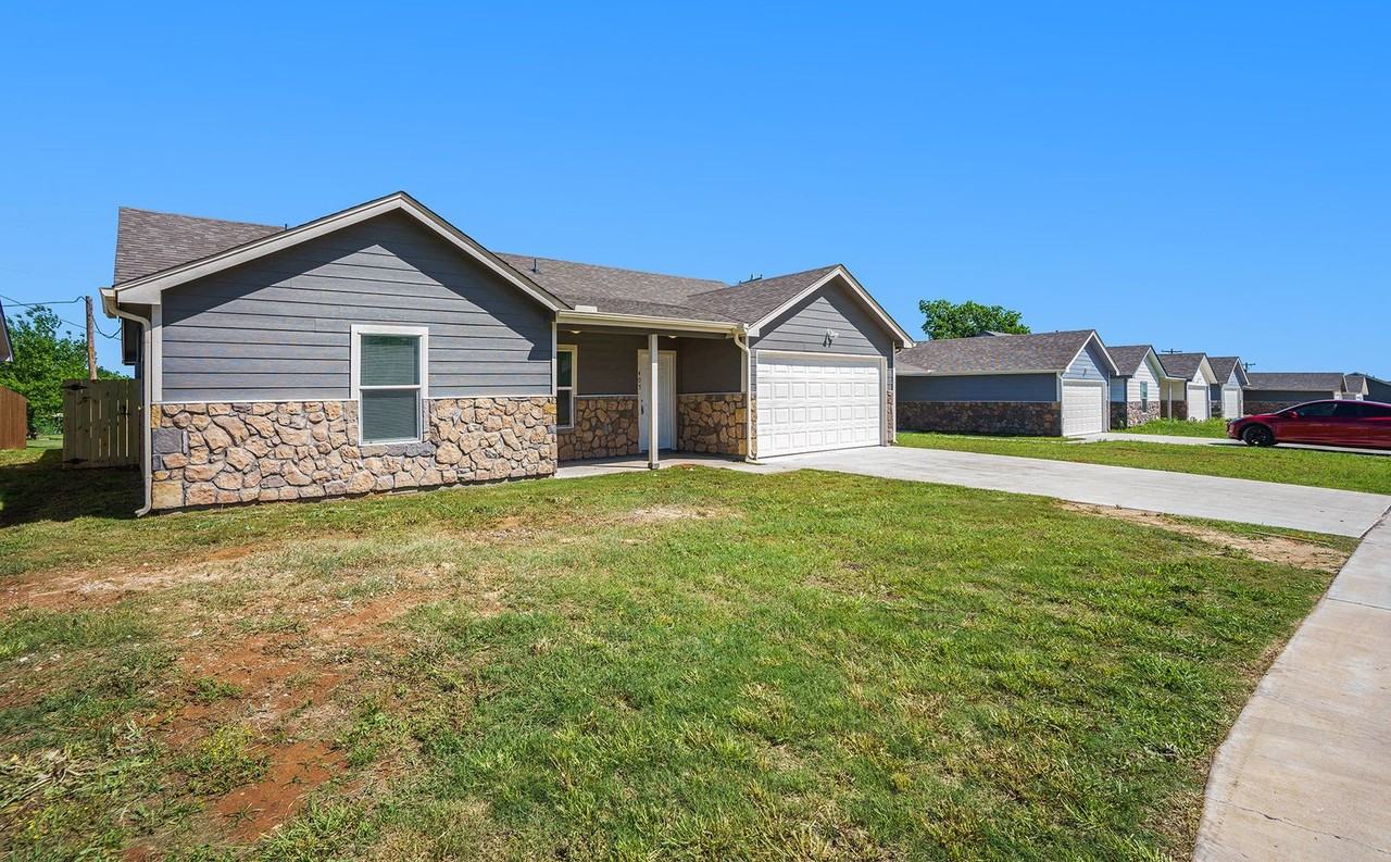 405 Whitney Ct - Photo 3 of 23