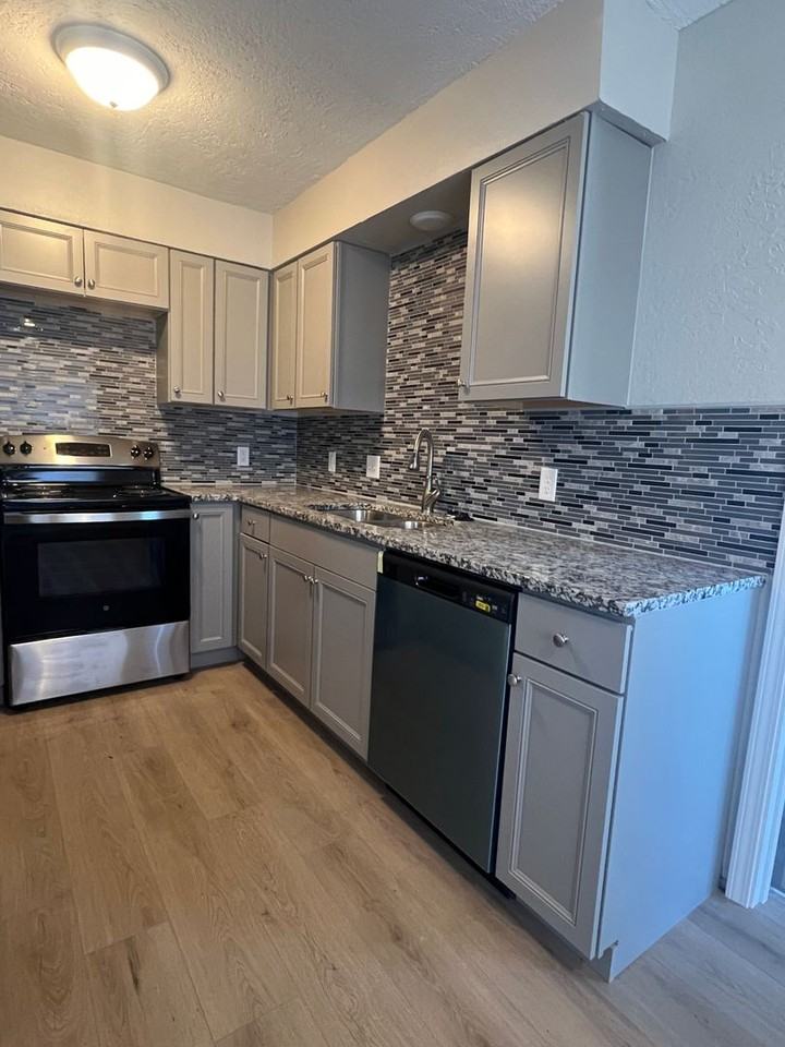 4822 Nw Ozmun Ave - Photo 2 of 12