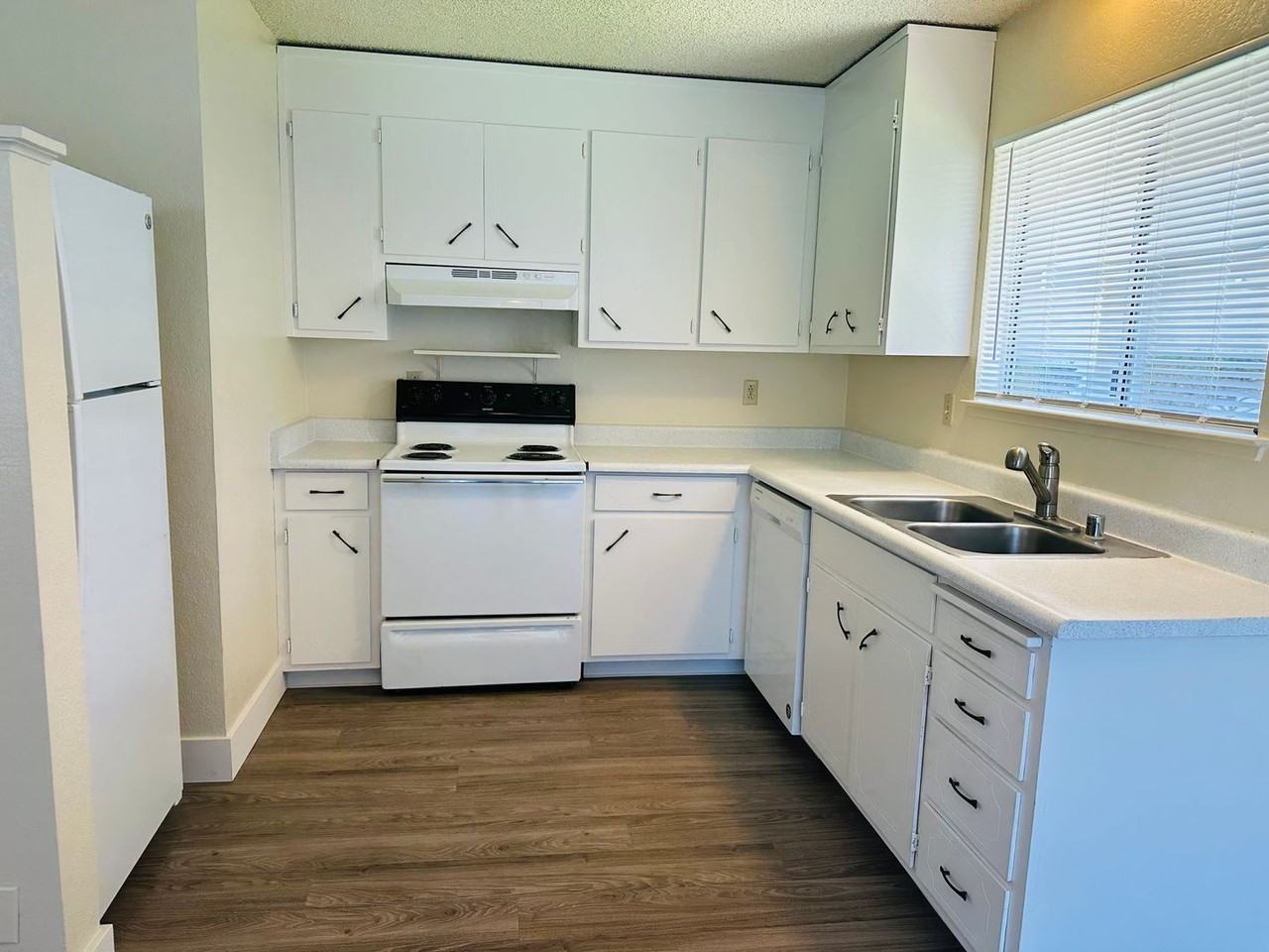 2650 Woodridge Court - Photo 3 of 12