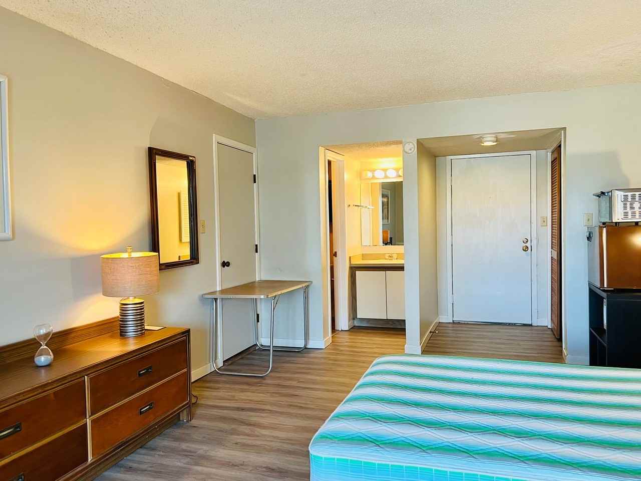 1406 Harbourside Drive - Photo 4 of 6