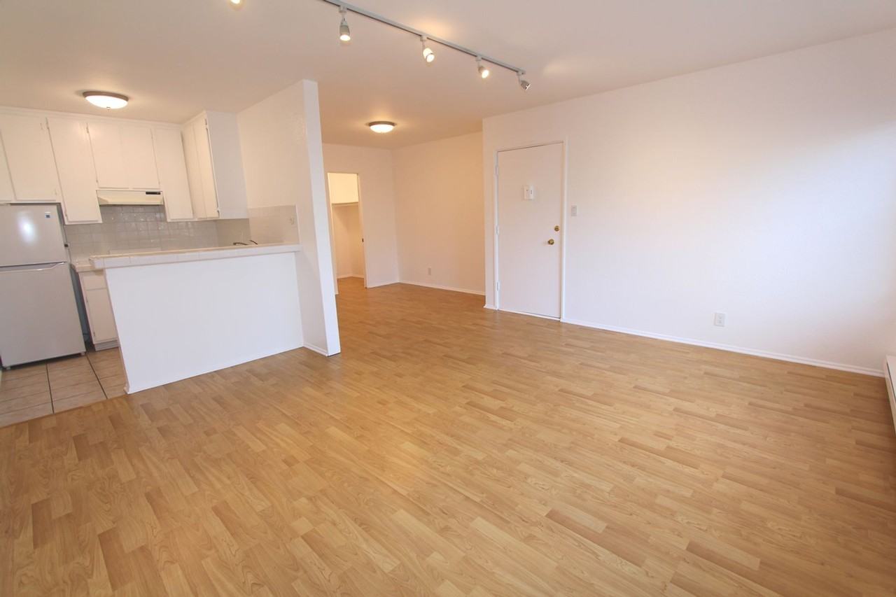 18552 /18554 Collins St. - Photo 3 of 7