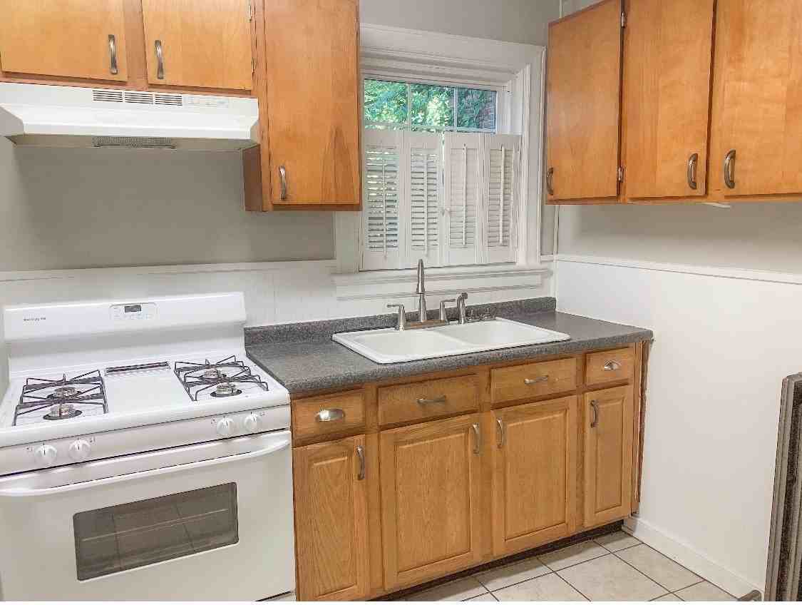 1228 Wallace St - Photo 2 of 10