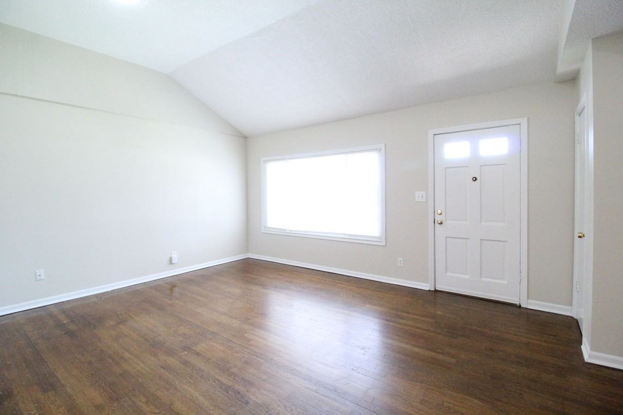 7600 Floyd St - Photo 3 of 14