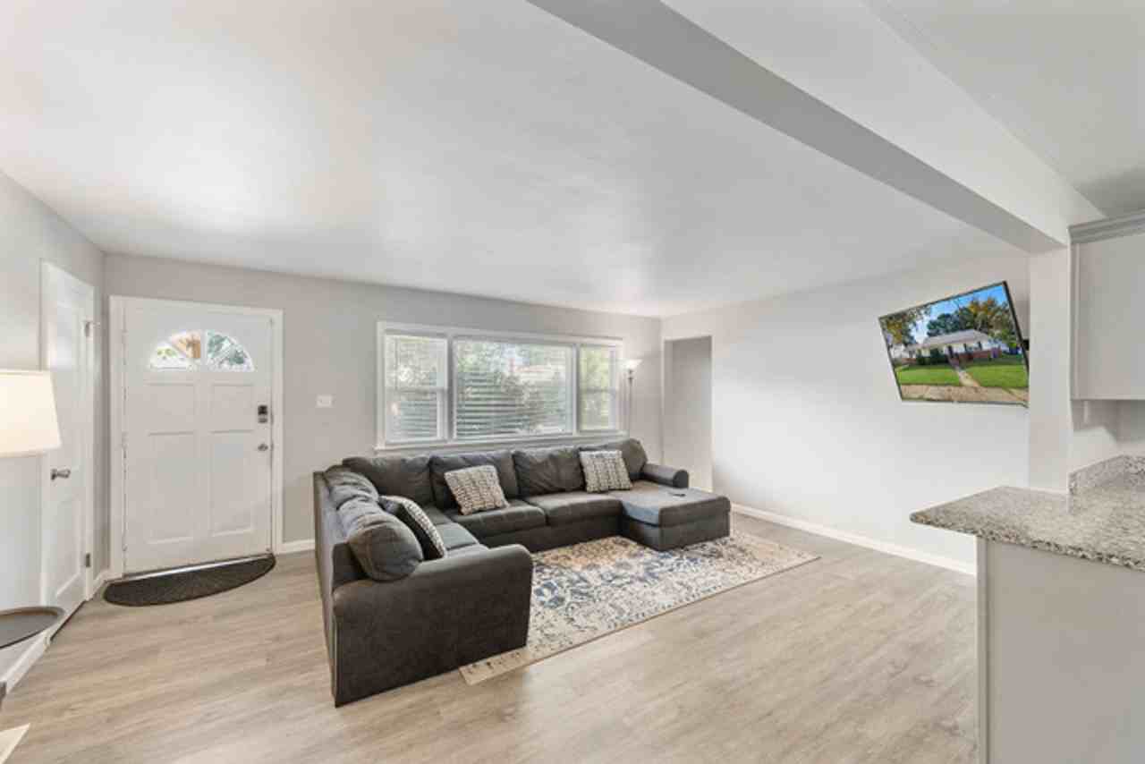 2733 Mapleton Ave - Photo 2 of 9