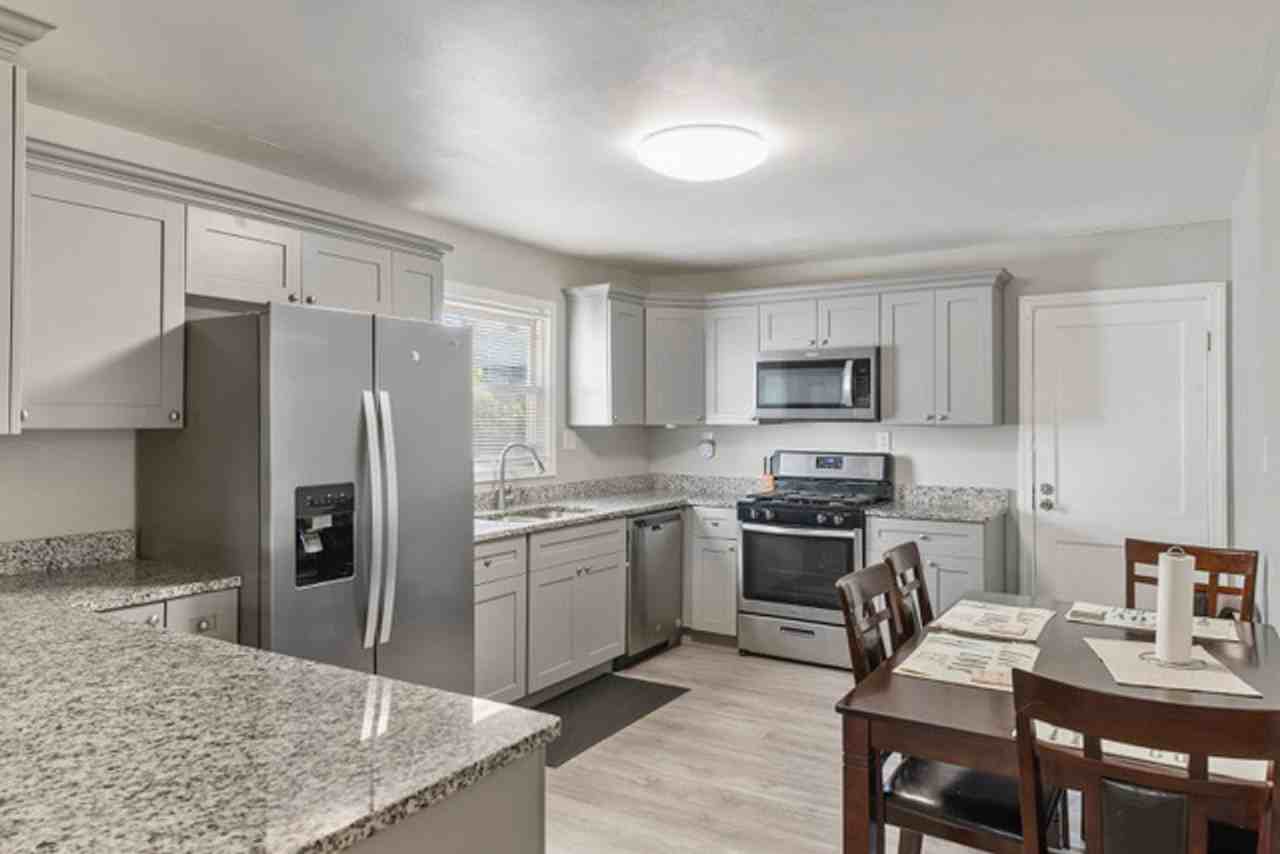 2733 Mapleton Ave - Photo 3 of 9