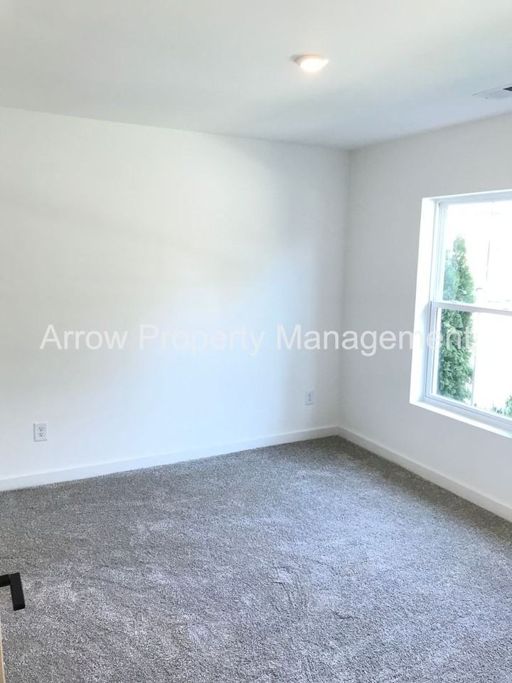 1543 57th Ave N - Photo 4 of 19