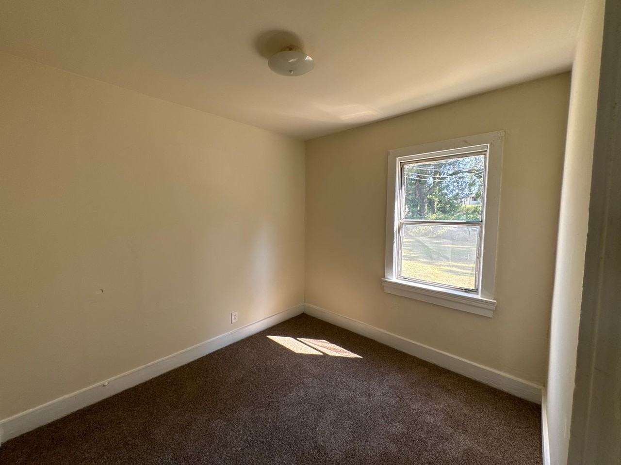 Alpine Manor / Maple St - Photo 2 of 5