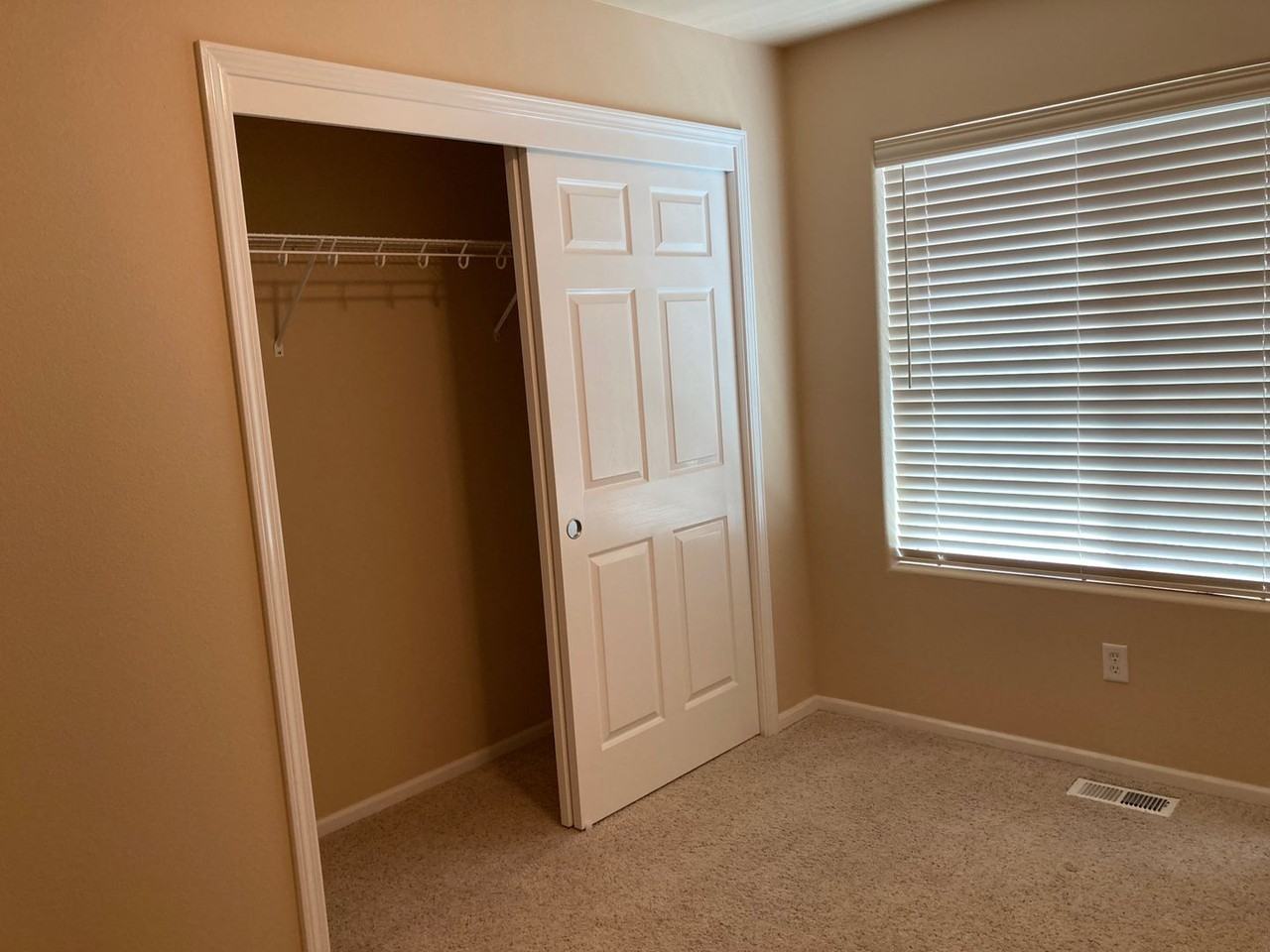 6223 Megan St Ne - Photo 6 of 8