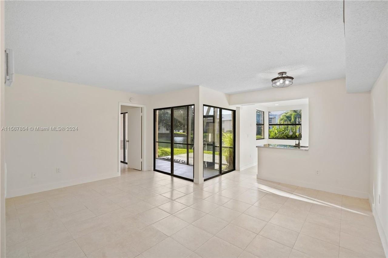 1160 Washington Cir - Photo 3 of 22