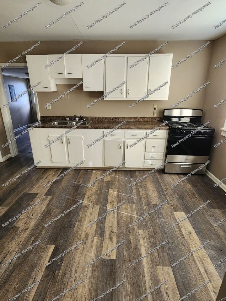 252 E 8th St - Photo 3 of 8