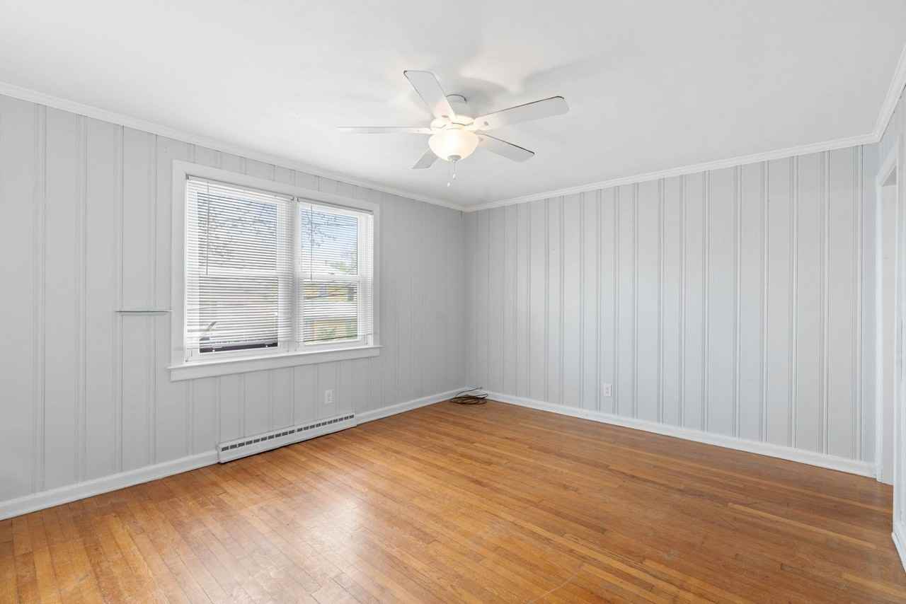 318 34 1/2 St - Photo 4 of 20