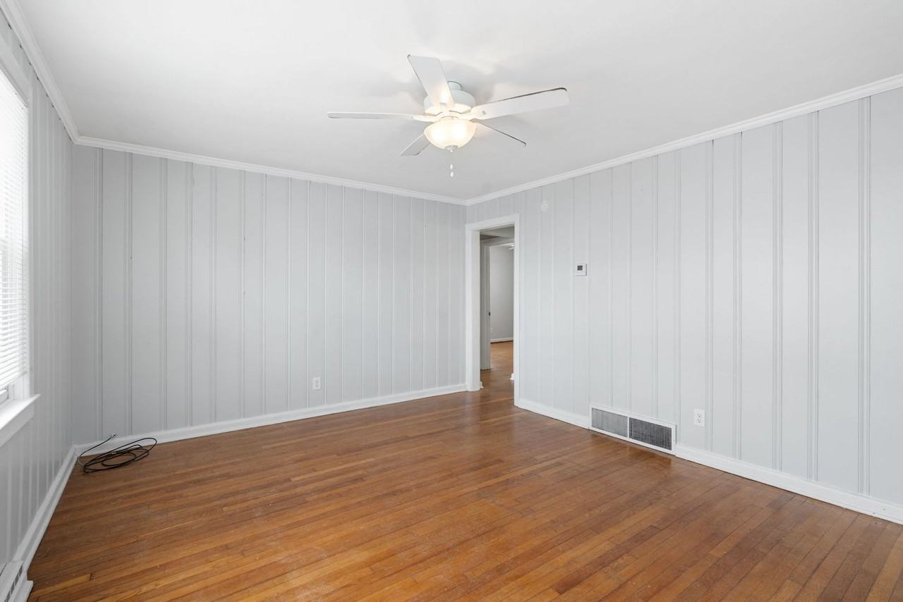 318 34 1/2 St - Photo 5 of 20