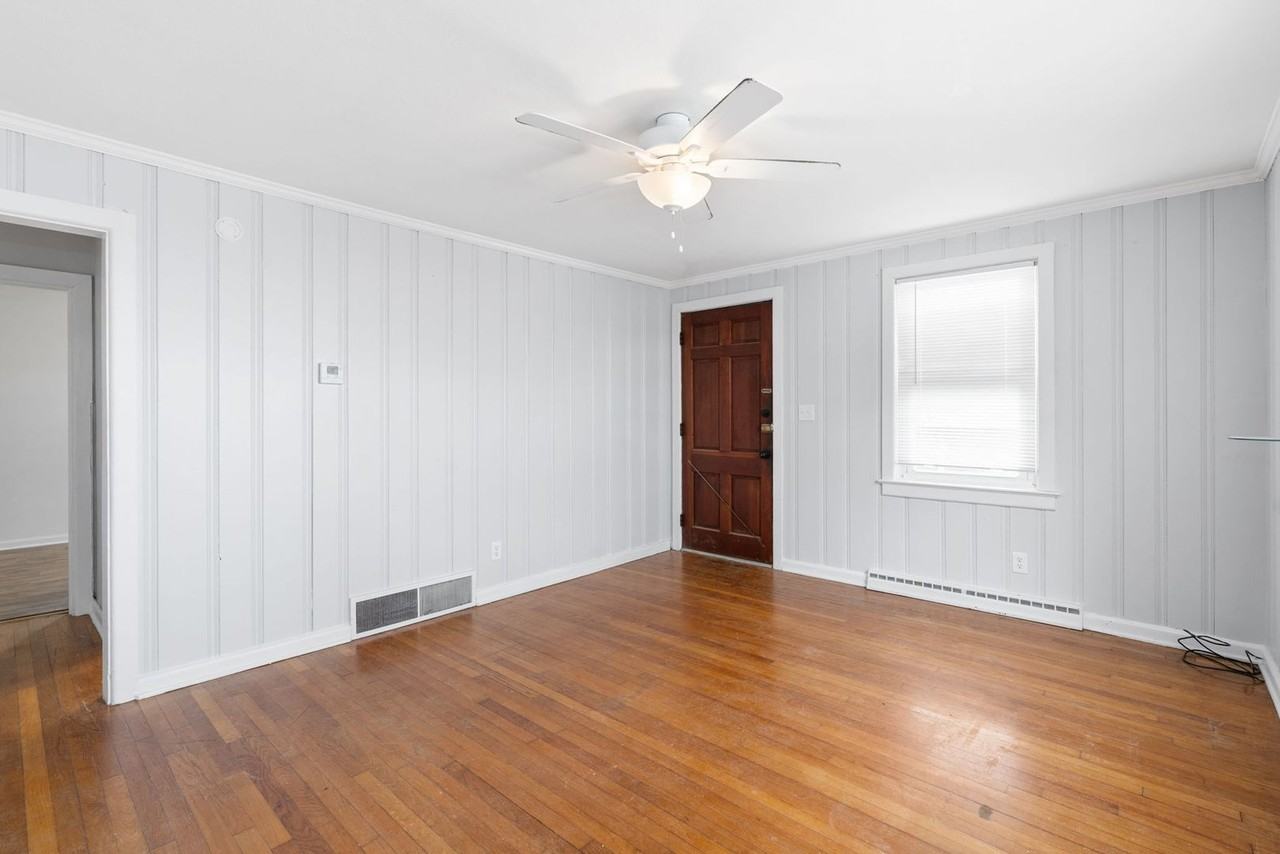 318 34 1/2 St - Photo 6 of 20