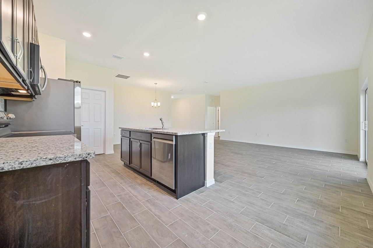 2832 Nw 21st Pl - Photo 4 of 29