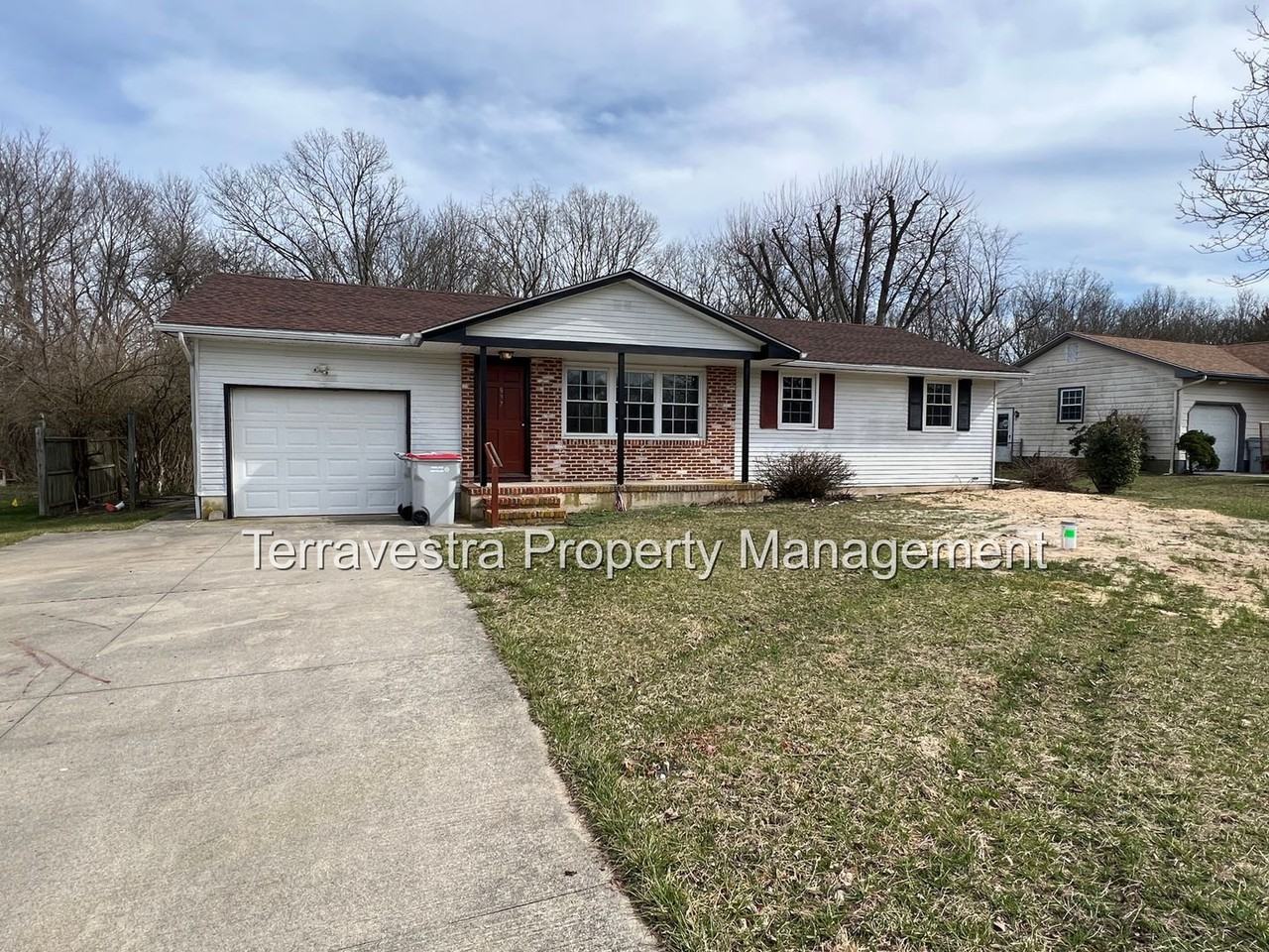 897 Chapel Dr - Photo 2 of 21