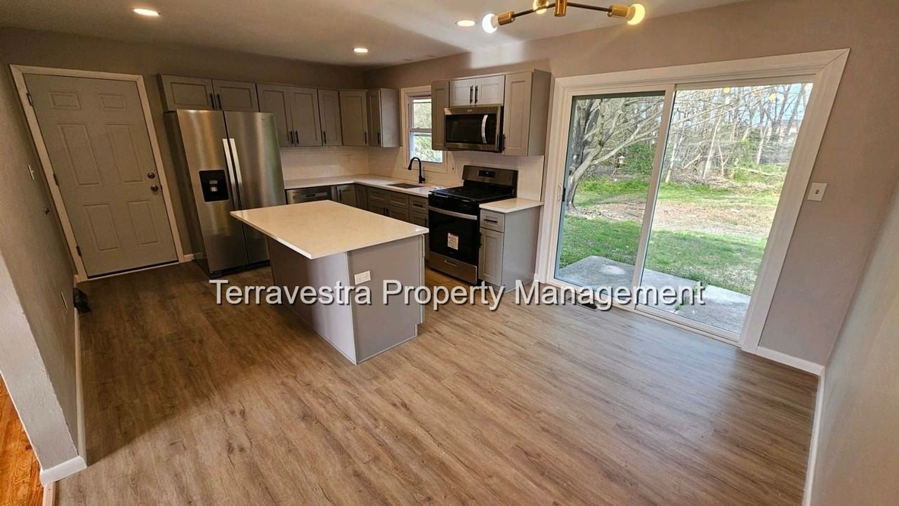 897 Chapel Dr - Photo 3 of 21