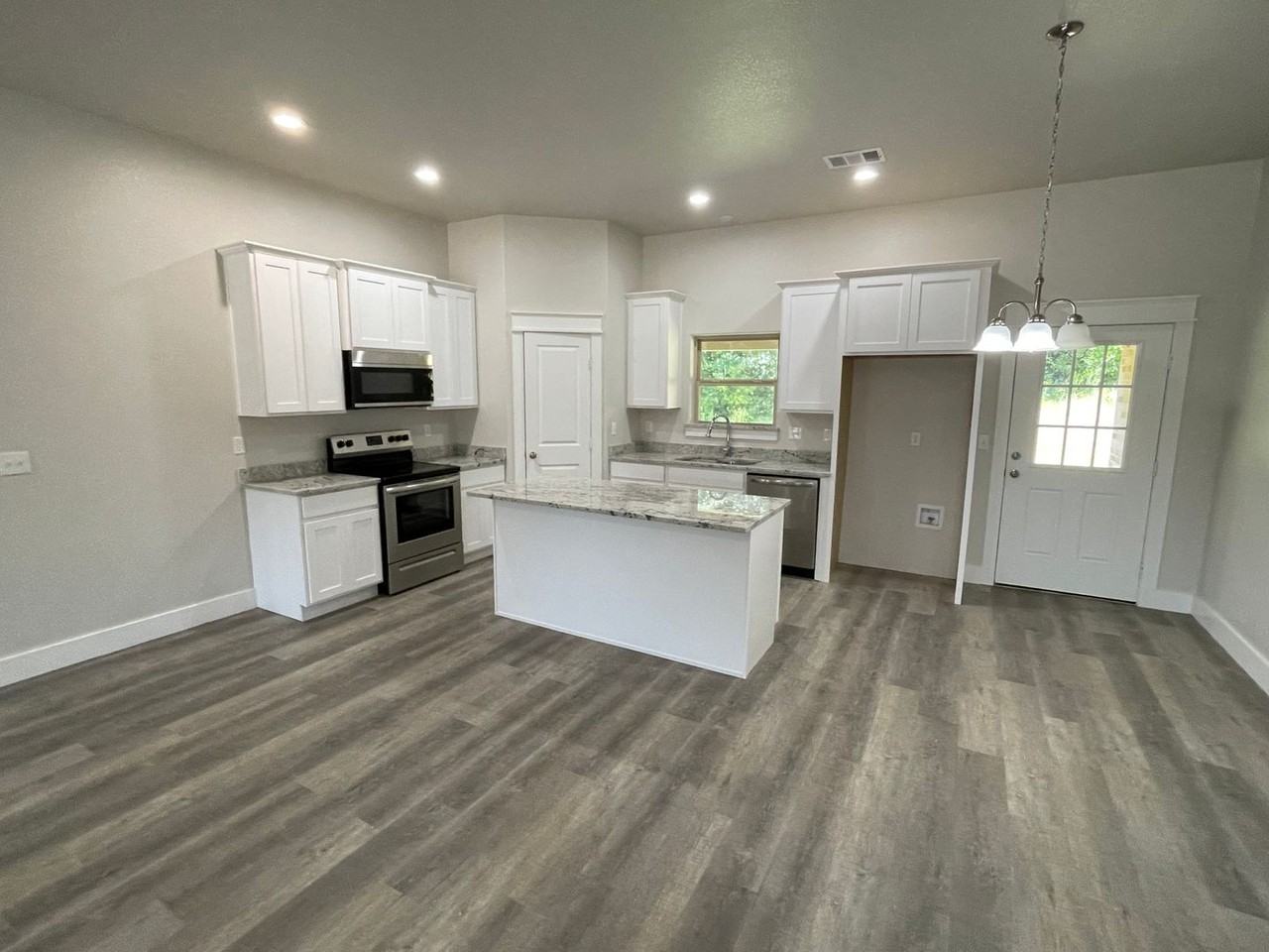 122 Watch Hill Dr - Photo 4 of 12