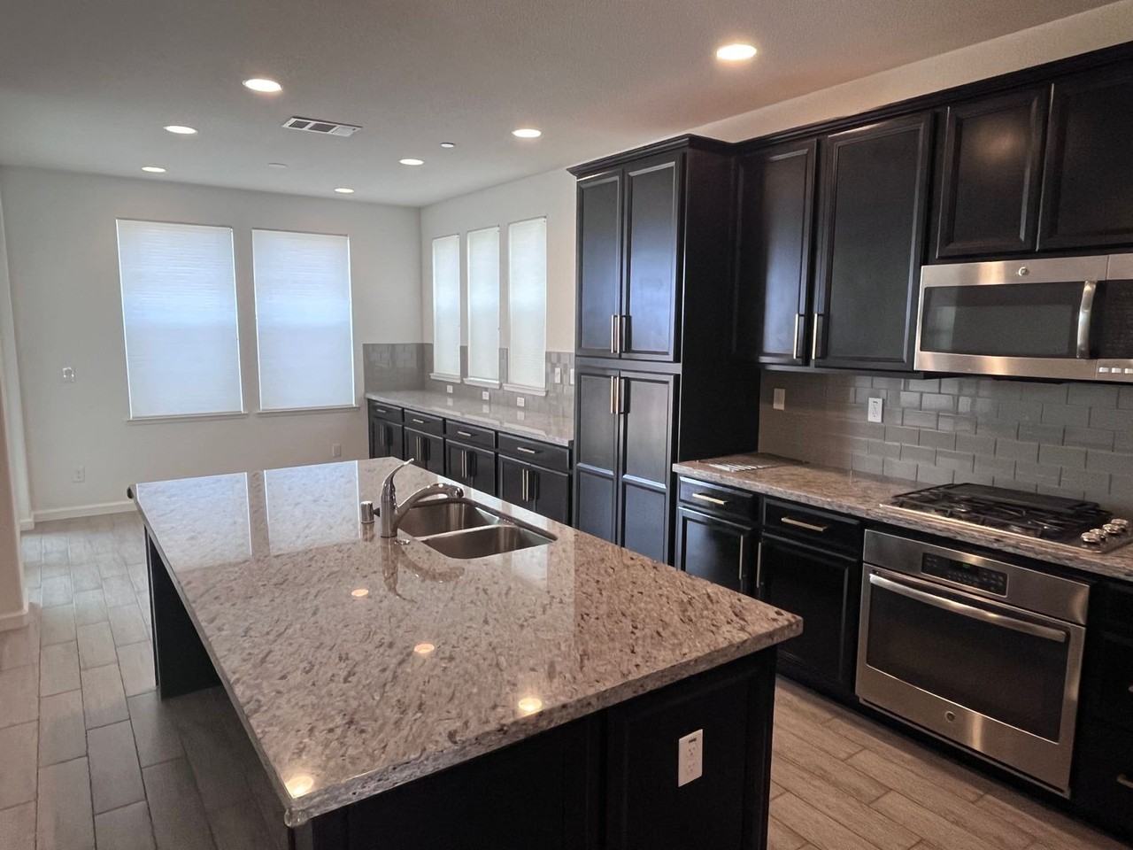 1565 Avanti Dr - Photo 3 of 19