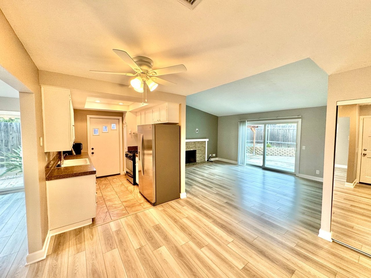 2230 E Washington Ave - Photo 2 of 17