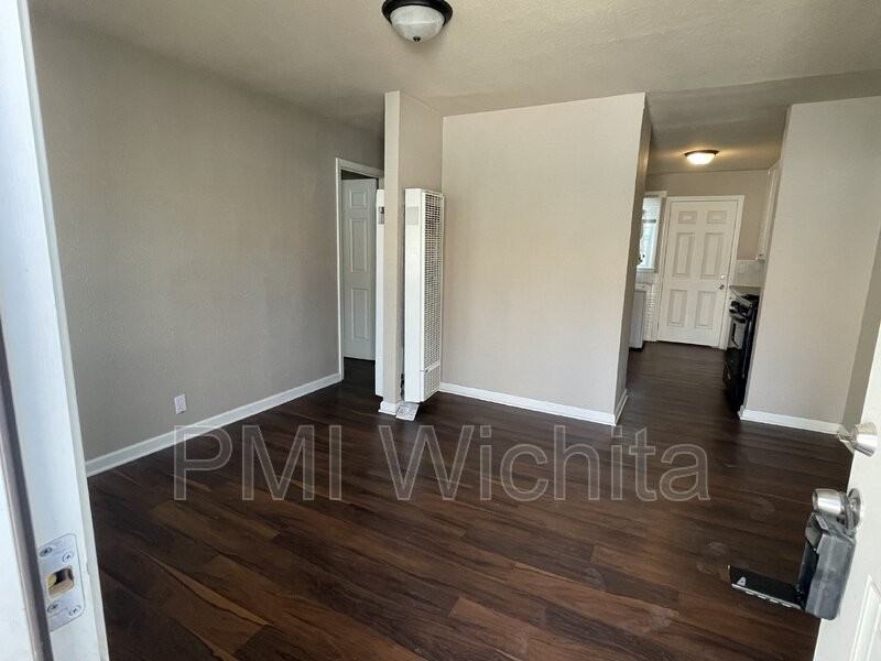 2558 N Wellington Pl - Photo 2 of 7
